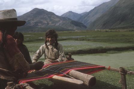 Women weaving, Cuzco to Sicuamí