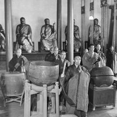 The liturgical orchestra stands ready to begin devotions in the  Daxiong Baodian (Great Shrine Hall) 大雄寶殿 at Pilu Si (Pilu Monastery) 毘盧寺.