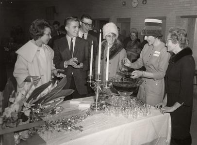 Dedication day, Mrs. Grosnick and Mrs. West pouring punch, Manitowoc, November 11, 1962