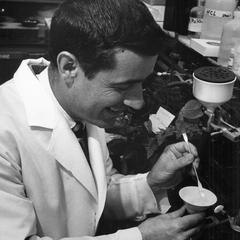 Hector DeLuca, biochemistry