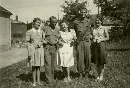 American GIs posing with German girls