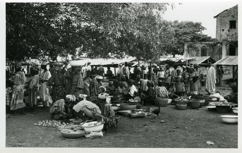 People at Otan-Ile market