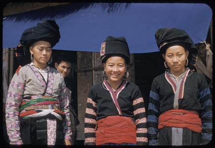 Three Striped Hmong (Meo Lai) women : detail