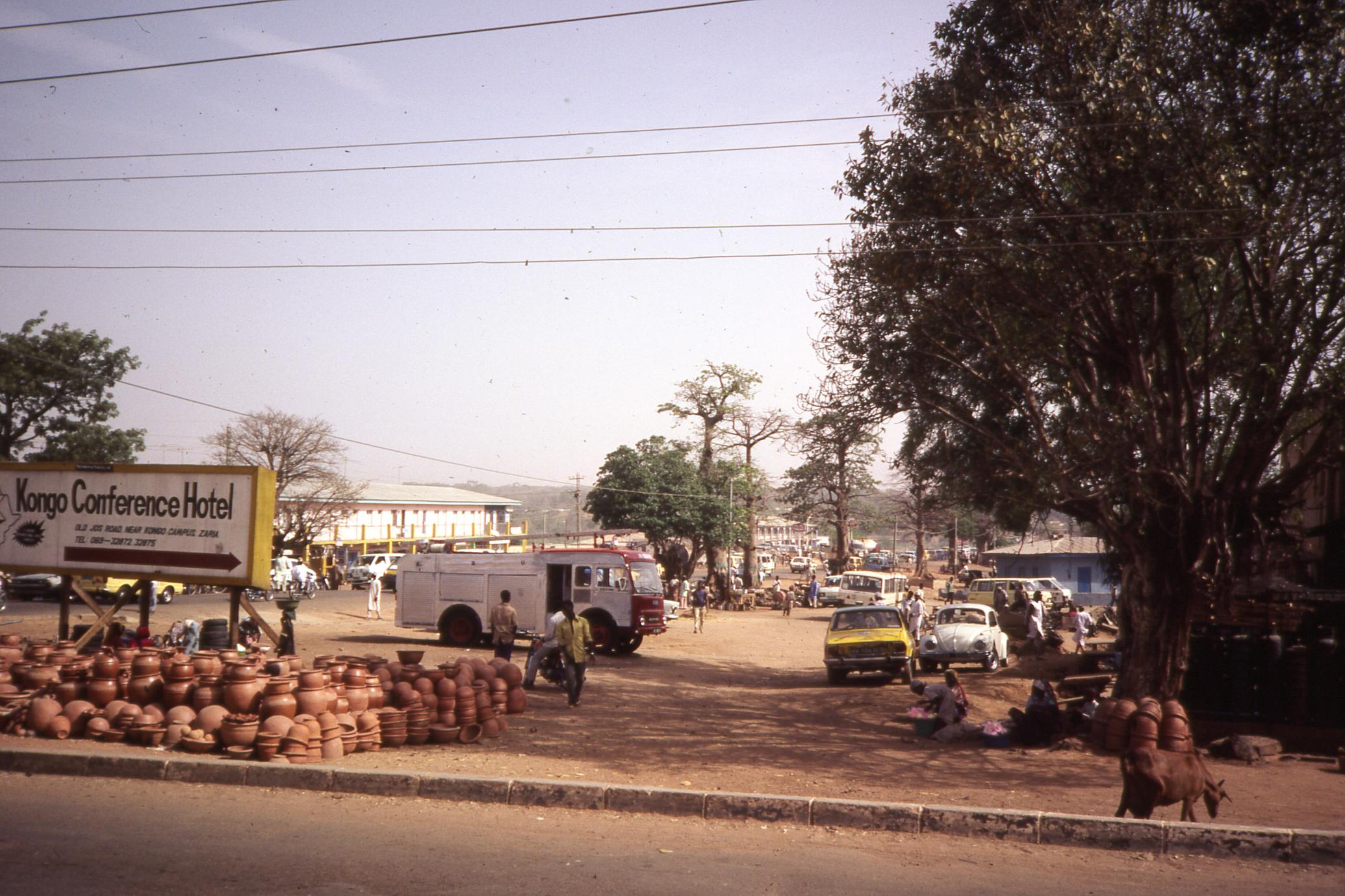 Pottery sellers near Kongo conference hotel