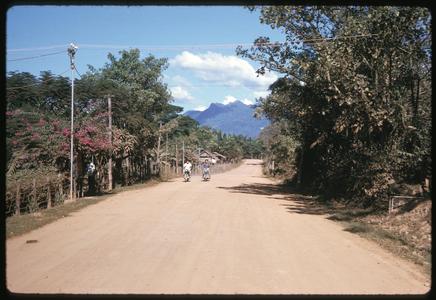 Xayabury : road into town