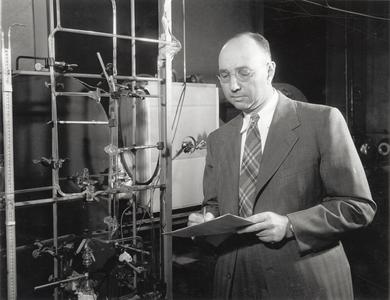 Joseph Hirschfelder in lab