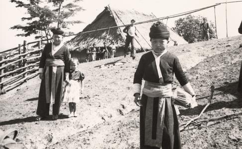 A White Hmong mother and daughter in Houa Khong Province