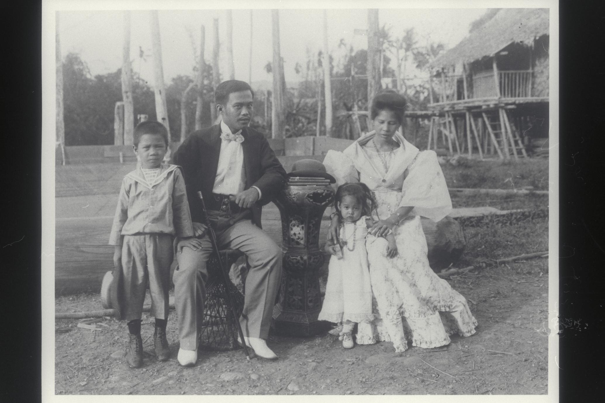 A Visayan family group, early 1900s