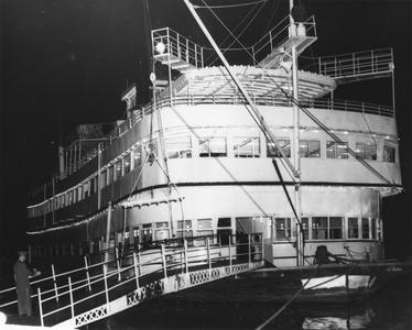 Bow view of the Belle of Louisville at night