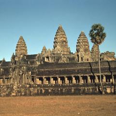 Angkor Wat : inner temple from lake area