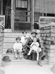 Estella with children (L to R : Luna, Starker, Nina), Albuquerque, NM, ca. 1919