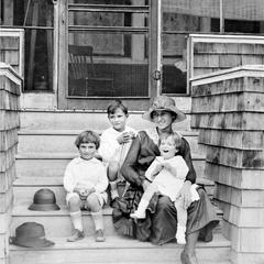 Estella with children (L to R : Luna, Starker, Nina), Albuquerque, NM, ca. 1919