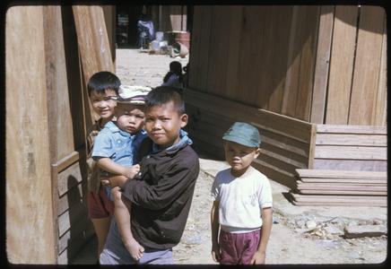 Vangviang : children in store area