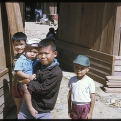 Vangviang : children in store area