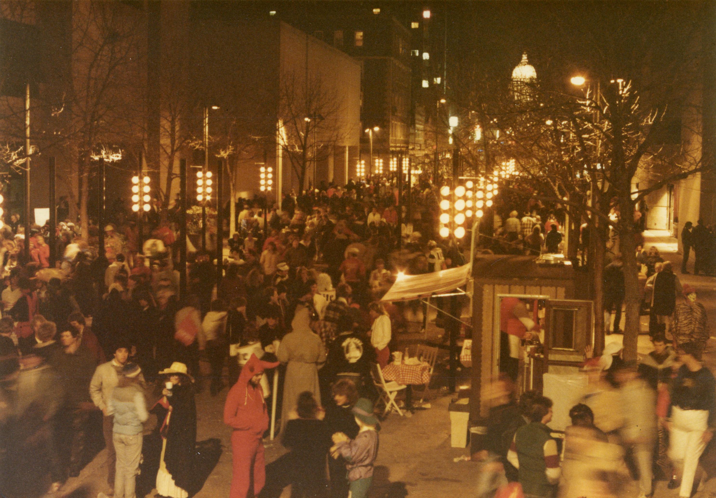 ‎Library Mall, Halloween 1982 UWDC UWMadison Libraries