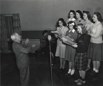 Professor Gordon conducts students