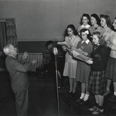 Professor Gordon conducts students