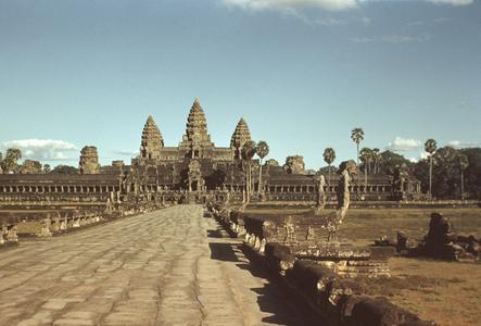 Angkor Wat : approach to inner temple from the west