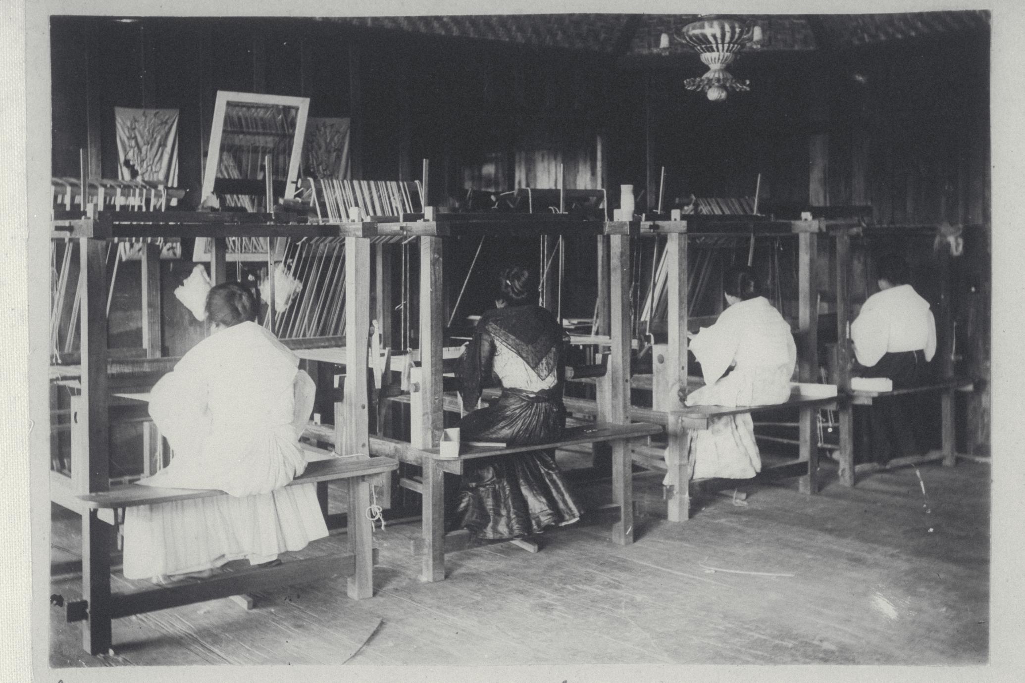 Filipinas weaving the native cloths jusi and pina