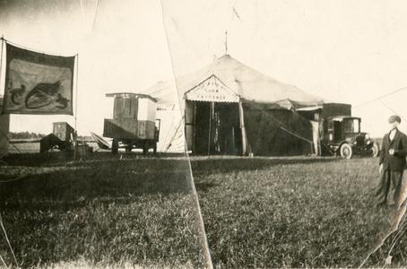 Bruce and Hall Circus 1924, tent and banner