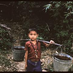 Ban Pha Khao : child carrying water