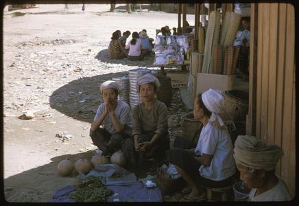 Vangviang : women at market--Khmu'?