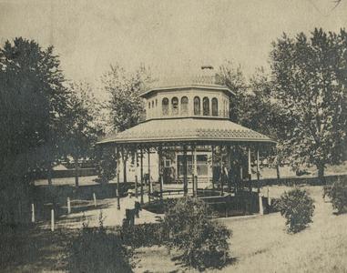 Silurian Spring, Waukesha, spring house and casino 1895