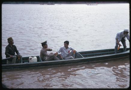 Boat races : policeman in pirogue
