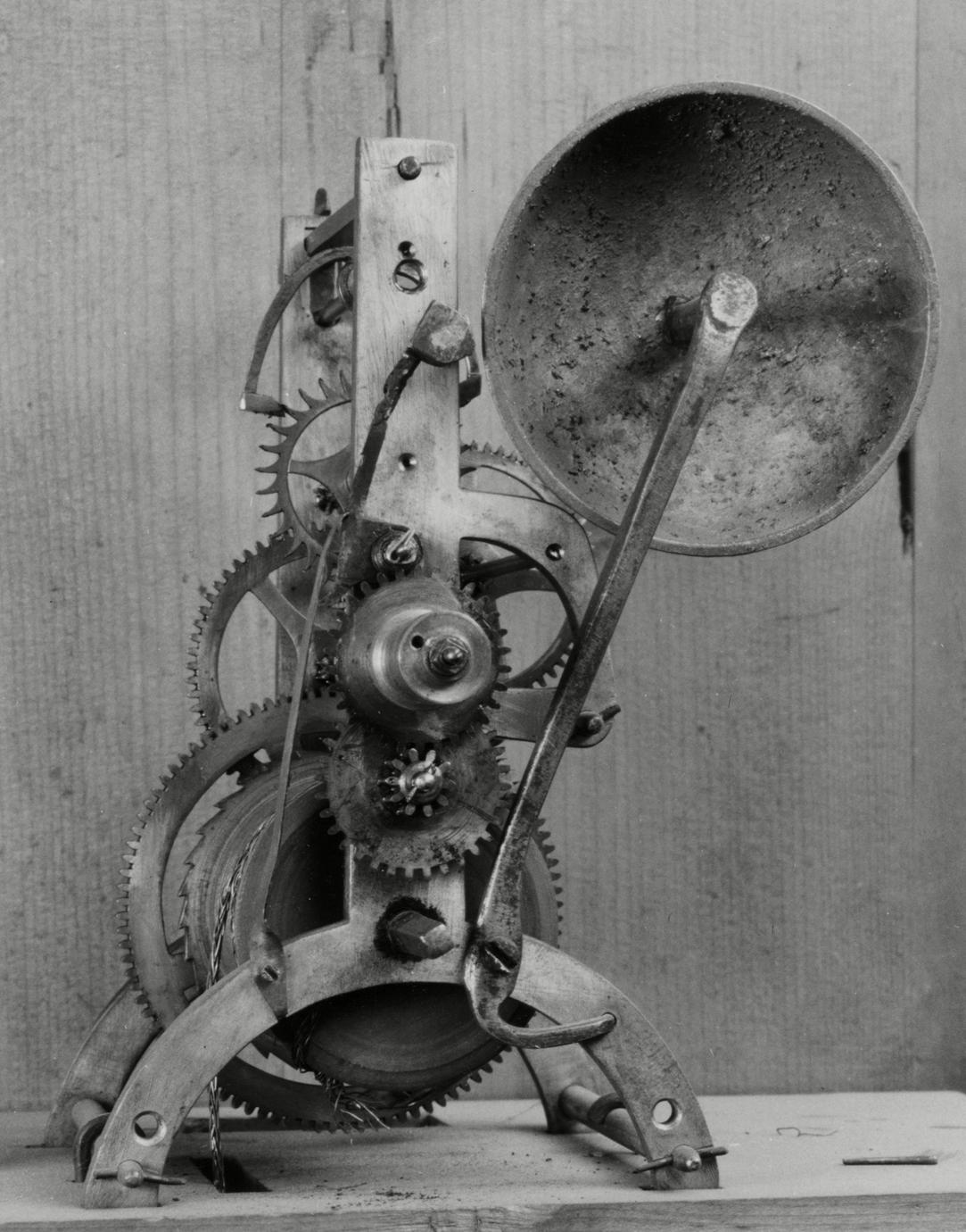 Black and white photograph of a one-stroke clock gear system.