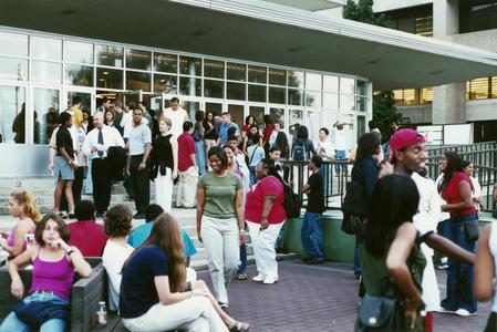 Crowd at academic/support resource fair during 2000 MCOR
