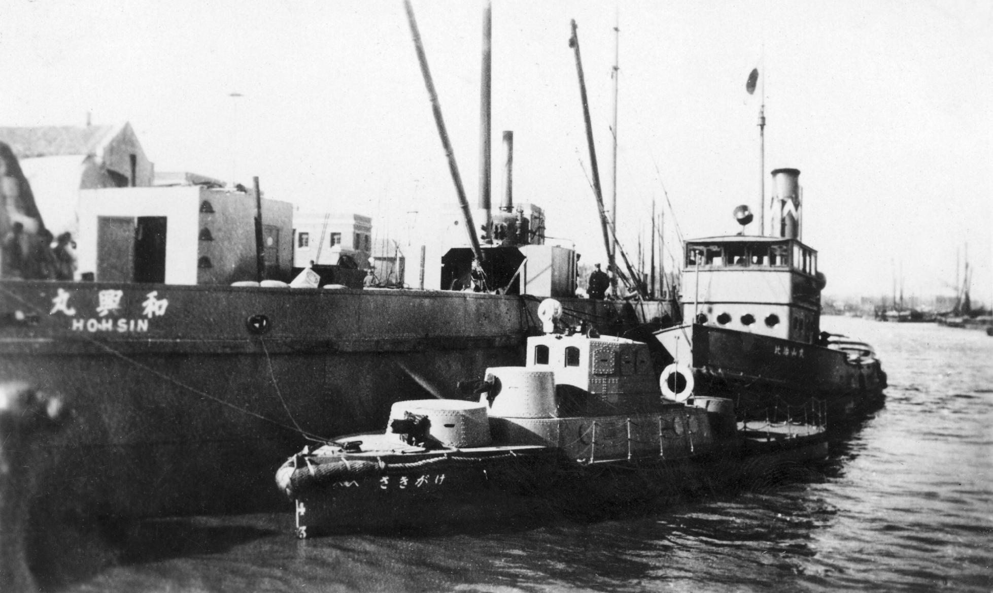 Japanese gunboat named Hoh Sin (He Xing) 和興 docked at Tianjin 天津.