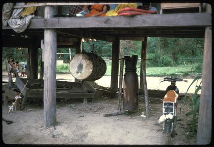 Ban Pha Khao : drum under monks' quarters.