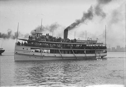 The Columbia filled with passengers in the Duluth-Superior harbor