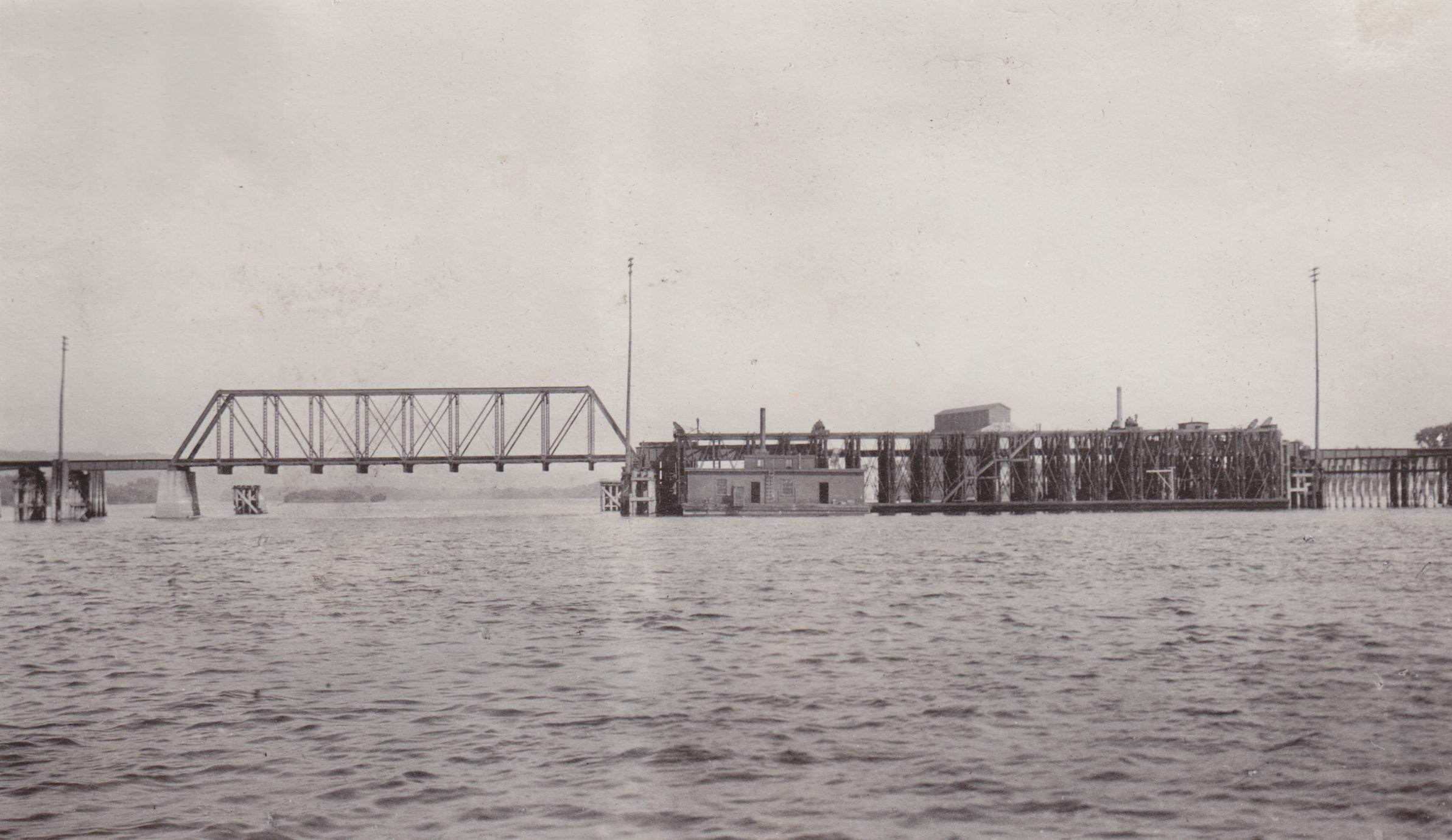 ‎Pontoon railroad bridge - UWDC - UW-Madison Libraries