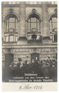 Scheidemann verkündet von dem Fenster des Reichstaggebäudes die Deutsche Republik!