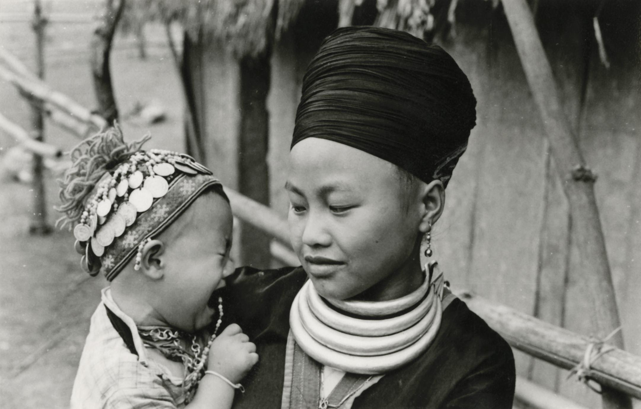 A Blue Hmong (Hmong Njua) woman with her child in a Hmong village in the vicinity of Muang Vang Vieng in Vientiane Province