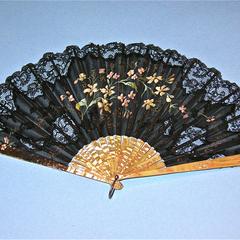 Black satin and lace fan
