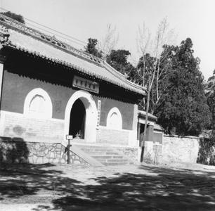 Badachu (Eight Grand Sites) 八大處 Xiangjie Si (Fragrant World Temple) 香界寺.