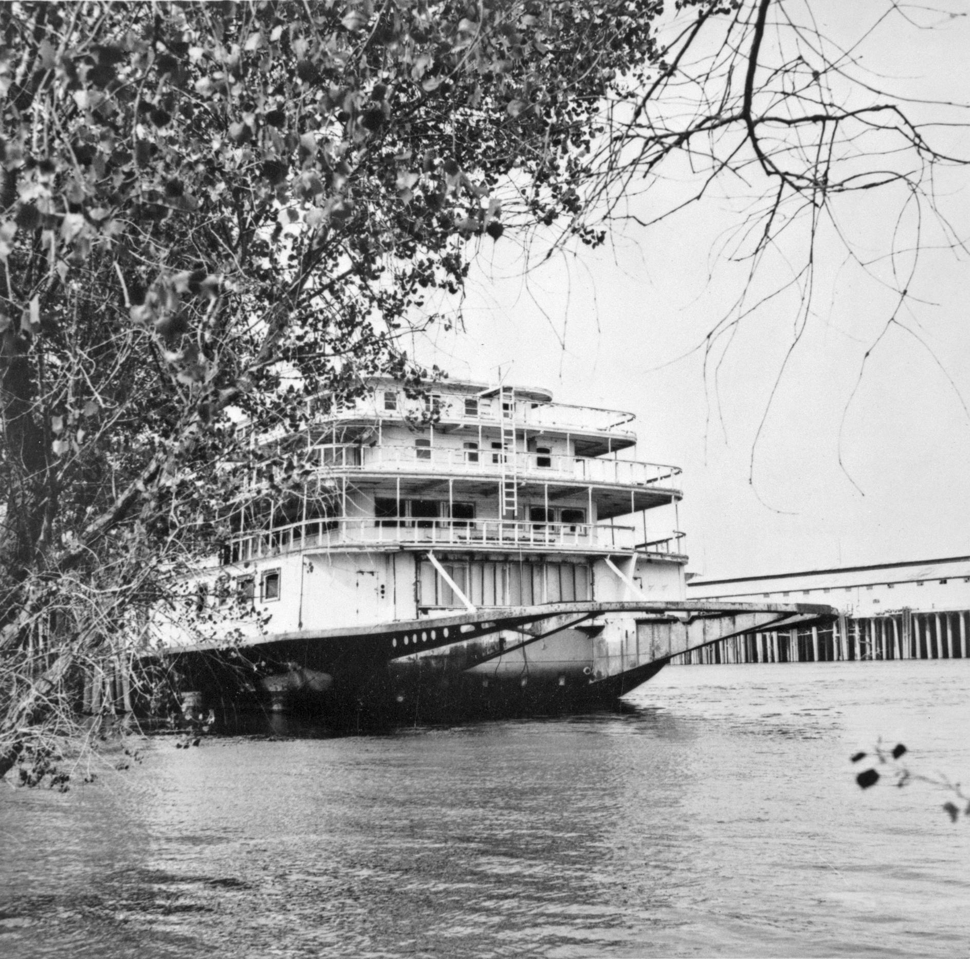 ‎Delta Queen (Packet/Excursion boat, 1926- ) - UWDC - UW-Madison Libraries