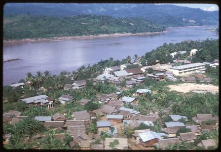 Huayxay : air views--along Mekong River