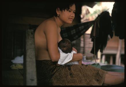 Ban Pha Khao : woman nursing