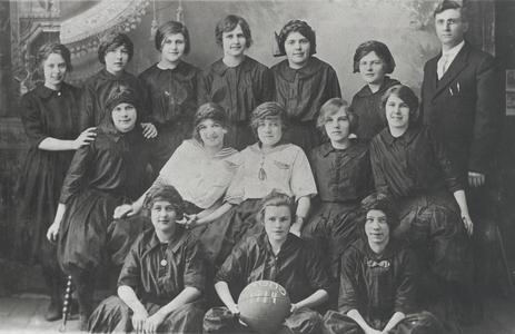 New Glarus High School girls' basketball team, 1914
