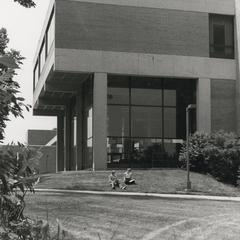 Students sitting on the lawn outside Wyllie Hall
