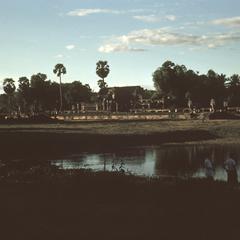 Angkor Wat : libraries and lake