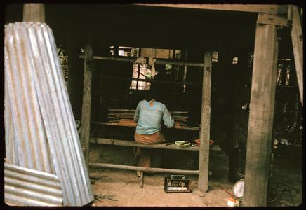 Tha Deua area--Sithan Tay : woman weaving