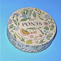 Pond’s round face powder box