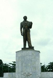 Statue of Leon Mba