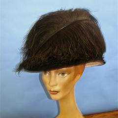 Black bucket-shaped hat