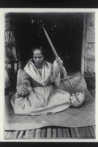 Woman spinning thread, Ilocos Norte, 1920-1925