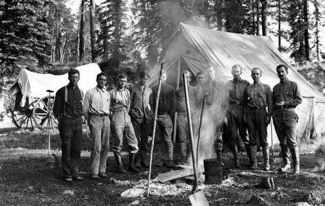 Reconnaissance party in camp, Apache National Forest, Arizona, 1910 (Leopold second from right)